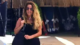 Gül Erda Akdeniz tarzıyla yaz sezonunun öne çıkan isimlerinden oldu