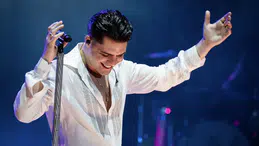 Emir Can İğrek Antalya'da seyircilerin arasında konser verdi