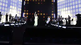 Güneş gibi doğdu, Konya’yı aydınlattı: Ebru Yaşar konserinde 98 bin kişilik dev koro!