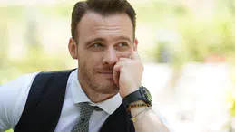 Kerem Bürsin kimdir? Aslen nereli, kaç yaşında, evli mi, sevgilisi varmı, hangi dizi ve filmlerde oynadı?