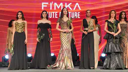 İstanbul Fashion Connection 2026 açılışında podyumda zeytin dalıyla barış mesajı verildi