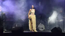 Rum şarkıcı Ivi Adamou Bodrum'da Türkçe şarkılarla sahne aldı