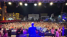 Aksaray'da Uğur Işılak konserinde fotoğraf çektirmek isteyenler izdiham oluşturdu