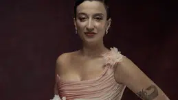Melike Şahin’in yeni şarkısı Ölmem Ölemem listeleri altüst etti