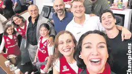Sanat dünyası bu maçta buluştu: Avrupa şampiyonluğu tribünlerden kutlandı