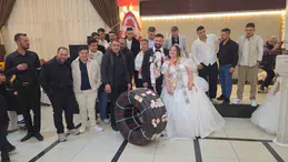 Bandırma'daki düğünde sıra dışı takı: Tır şoförü damada 25 bin TL'lik tır lastiği takıldı