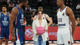 Cemre Baysel meme kanseri farkındalığı için Pembe Top ile sahadaydı