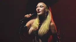 Hande Yener Harbiye sahnesinde Yaşar ve Simge ile düet yaptı