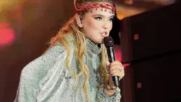 Demet Akalın Mardin'deki konserinde hayranının taktığı aksesuarla sahneye çıktı