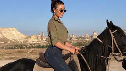 Aslıhan Karalar Kapadokya'da binicilik yeteneğini sergiledi