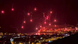 Amasra’da tarihi gece: Sarı kırmızılı taraftarlar gökyüzünü ateşe verdi