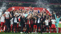 Çorum’da tarihi gece: Süper Lig biletini alan şampiyon kupasına sarıldı