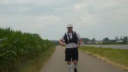 Buldan’a koşarak ulaşmaya karar veren Türk sporcu Mustafa Güzel maratonunu başlattı