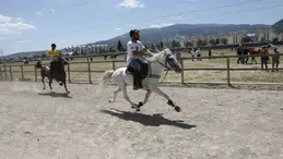 Kütahya'da rahvan at yarışlarıyla geleneksel spor şöleni