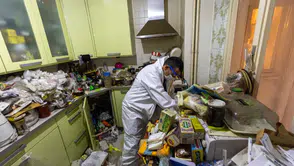 Alsancak’ta kötü koku ihbarı: Evden kamyonlarca çöp çıktı!