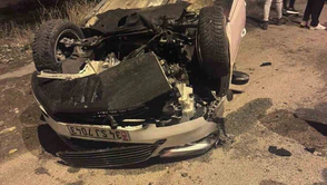 Ağrı’da kazada kaldırıma çarpan araç takla attı: 2 yaralı