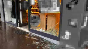 Otomobil değil sanki bumerang... Nevşehir'de dükkan camı tuzla buz oldu!