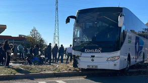 Adıyaman'da korkutan kaza: Otobüs ve traktör çarpıştı, sürücü yaralandı!