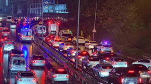 Sefaköy D-100’de feci kaza! Otomobil direğe saplandı!