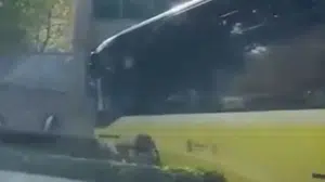 İETT şoförü kaldırıma çıktı: Yolcular tahliye edildi