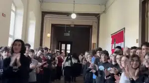 Öğretmenlerini sevgiyle karşıladılar: Cağaloğlu’ndan örnek davranış