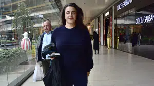 Sempatik tavırlarıyla gönülleri fethetti! Esra Dermancıoğlu AVM’de görüntülendi