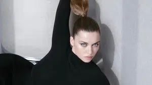 Afra Saraçoğlu romantizmi reddedip sete koşuyor!