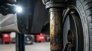 Amortisörün Patlak Olduğu Nasıl Anlaşılır? Sürüş Güvenliğiniz İçin Yağ Sızıntısı, Ses ve Zıplatma Testi