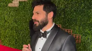 Uluslararası basın Serkan Çayoğlu’nu konuşuyor: Kırmızı halı çıkışı gecenin ritmini değiştirdi!