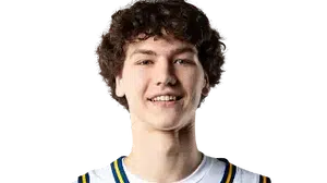 Derin Saran'ın kim ve kaç yaşında olduğu aranıyor: UC Irvine’ın genç yıldızı dikkat çekiyor