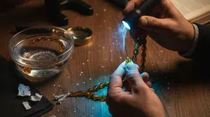 Orijinal Kehribar Tesbih Nasıl Anlaşılır? Damla, Ateş ve Sıkma Kehribar İçin 5 Güvenilir Test Yöntemi