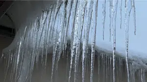 Soğuk rekoru! Yüksekova’da dev buz sarkıtları tehlike saçıyor