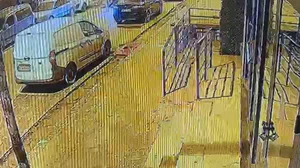 “Alkollüydüler” iddiası: Esenyurt'ta kontrolden çıkan otomobil sokağı birbirine kattı!