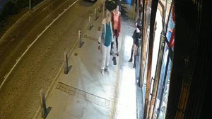 Vitrine kafa attı, hiçbir şey olmamış gibi yürüdü: Ertesi gün gelip özür diledi!