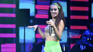 Yıldız Tilbe Kıbrıs’ta sahneye fıstık yeşiliyle damga vurdu!