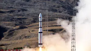 Çin uzay yarışında vites yükseltti: Yeniden kullanılabilir dev roketlere yöneldi!