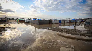 Şiddetli yağış Gazze’yi vurdu: Yüzlerce çadır sular altında