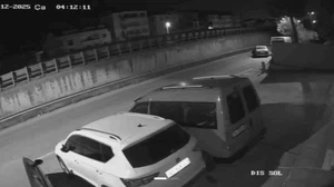 Otomobili iterek çaldılar, yedek parça alırken yakalandılar