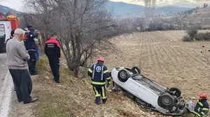 Sürücü direksiyon hakimiyetini kaybetti, araç tarlaya uçtu!