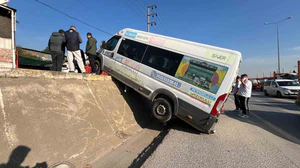 D-100 kenarında asılı minibüs: Derince'de korkutan kaza!