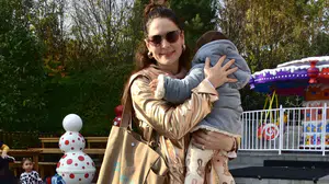 Anne-kız yılbaşı festivalinde! Yıldız Çağrı Atiksoy’dan sımsıcak görüntüler