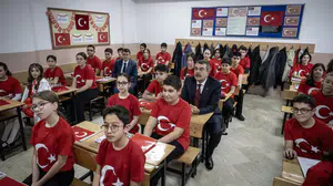 Bakan Tekin öğrencilerle aynı sırada: İlk dersin konusu bayrak sevgisi oldu