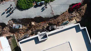 İzmir Menemen’de istinat duvarı çöktü, vatandaşlar tahliye edildi