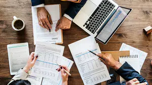 İşletme yönetimi maaşları 2026 ne kadar? Mezunlar ne iş yapar? 2 yıllık, 4 yıllık farkı