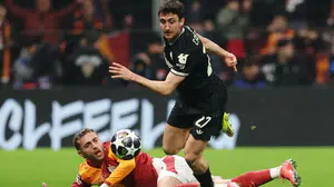 Galatasaray Juventus maçında Andrea Cambiaso neden kırmızı kart görmedi? Hakem Makkelie ikinci sarı kartı neden vermedi?