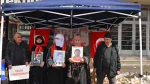 Muş'ta evlatlarına kavuşmak isteyen aileler DEM Parti önündeki eylemlerine devam ediyor