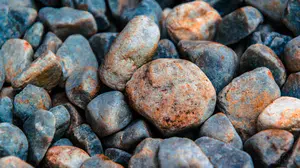 RÜYADA TAŞ GÖRMEK, RENKLİ TAŞ GÖRMEK NE DEMEK? Taş Düşürdüğünü ve Taş Attığını Görmek Ne Demek?