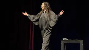 Özlem Kosif 8 Mart’ta TODEV yararına sahne aldı: Otizmli çocuklar için stand-up gecesi