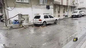 Bağcılar’da Panik Anları: Çatı Çöktü, Araçlar Hurdaya Döndü!