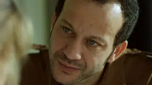 RIZA KOCAOĞLU HAKKINDA MERAK EDİLENLER! Kimdir, aslen nereli, hangi takımı tutuyor, hangi yapımlarla tanındı?